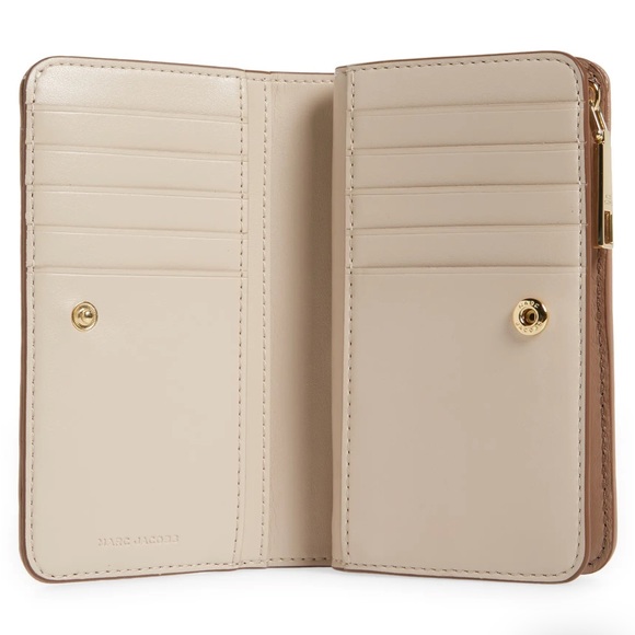MARC JACOBS - “The Glam Shot” Zip/ Snap Close Leather Wallet In Dusty Beige NWOT - Picture 4 of 16